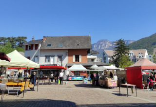 Gezellige markt met kraampjes bij Family's Camping Le Savoy in de regio Auvergne-Rhône-Alpes, Frankrijk.