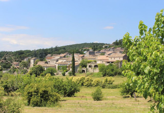 Zicht op het dorp Camping Paradis Family des Issoux in Auvergne-Rhône-Alpes, Frankrijk, omgeven door groen.