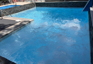 Swimmingpool med bobler og liggestole ved Flower Camping Provence Vallée i Provence-Alpes-Côte d’Azur, Frankrig.