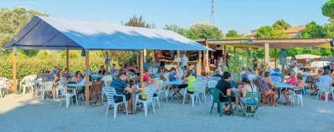 Huéspedes disfrutan del área al aire libre en Flower Camping Provence Vallée en Provence-Alpes-Côte d’Azur.