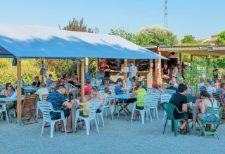 Ospiti seduti all'aperto al Flower Camping Provence Vallée in Provenza-Alpi-Costa Azzurra, Francia.