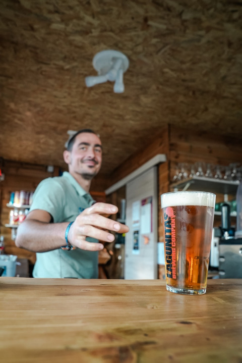 Man serveert een glas bier bij Flower Camping Provence Vallée in Provence-Alpes-Côte d’Azur, Frankrijk.