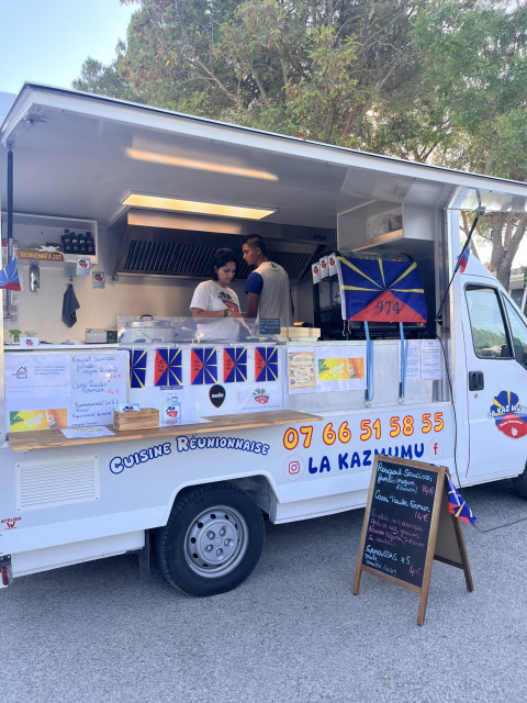 Ein Foodtruck mit dem Schild 'Cuisine Réunionnaise' am Flower Camping Provence Vallée in Frankreich.
