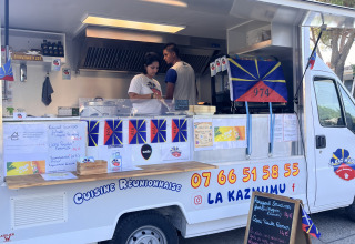 Een foodtruck met 'Cuisine Réunionnaise' bij Flower Camping Provence Vallée, Provence-Alpes-Côte d’Azur, Frankrijk.