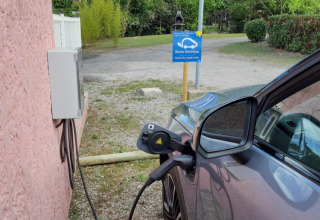 Auto elettrica in carica presso Flower Camping Provence Vallée in Provenza-Alpi-Costa Azzurra, Francia.