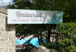 Panneau restaurant, bar à cocktails et épicerie locale à Flower Camping la Pinède, Auvergne-Rhône-Alpes, France.