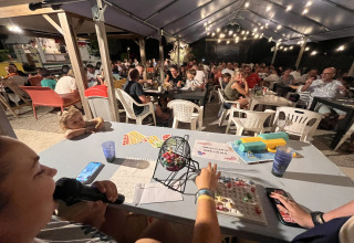 Abendliche Bingo-Veranstaltung mit vielen Menschen im Flower Camping Provence Vallée, Provence-Alpes-Côte d’Azur.