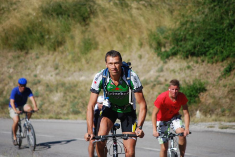 Quattro ciclisti pedalano su una strada rurale circondata dal verde vicino a Die, Auvergne-Rhône-Alpes, Francia.