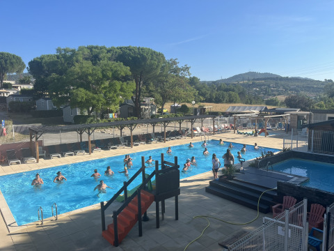 Piscine extérieure avec vacanciers au Flower Camping Provence Vallée, camping en Provence-Alpes-Côte d’Azur, France.