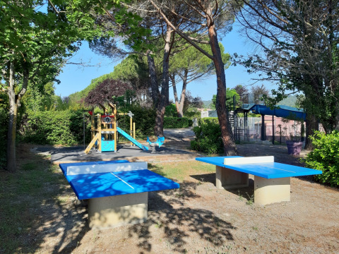 Aire de jeux et tables de ping-pong extérieures au Flower Camping Provence Vallée en Provence-Alpes-Côte d’Azur.