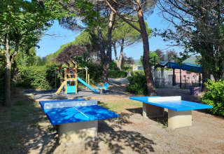 Speeltuin en buitentafeltennistafels op Flower Camping Provence Vallée in Provence-Alpes-Côte d’Azur, Frankrijk.