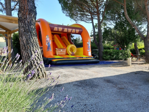 Hüpfburg im Minendesign im Flower Camping Provence Vallée, Provence-Alpes-Côte d’Azur, Frankreich.