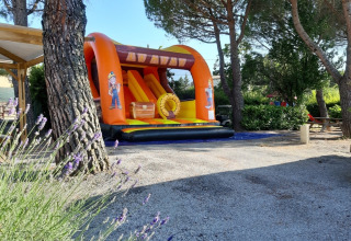 Castillo hinchable con tema de mina en Flower Camping Provence Vallée, Provence-Alpes-Côte d’Azur, Francia.