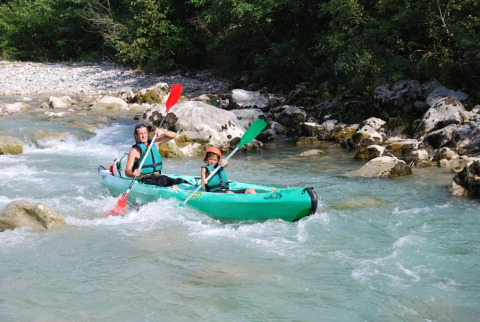 Due persone remano in un kayak verde su un fiume roccioso vicino a Die, Auvergne-Rhône-Alpes, Francia.