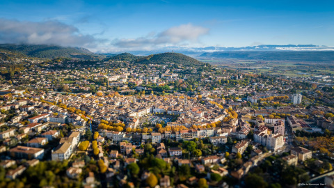 Vista aérea de Manosque en Provenza-Alpes-Costa Azul, Francia, rodeada de colinas y paisajes naturales.