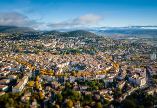 Vista aerea di Manosque in Provenza-Alpi-Costa Azzurra, Francia, circondata da colline e natura.