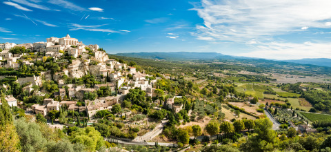 Panoramablick auf ein malerisches Dorf bei Flower Camping Provence Vallée, Provence-Alpes-Côte d’Azur, Frankreich.