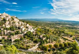 Vue panoramique d’un village perché près de Flower Camping Provence Vallée en Provence-Alpes-Côte d’Azur, France.