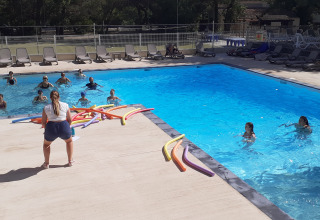 Personas disfrutan de una clase de aquagym en la piscina de Flower Camping la Pinède, Auvergne-Rhône-Alpes, Francia.
