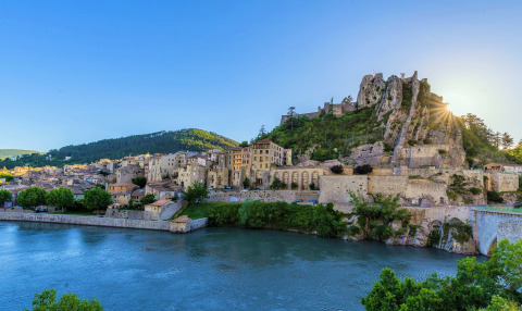 Vista del pueblo y el castillo junto al río en Flower Camping Provence Vallée en Provence-Alpes-Côte d’Azur, Francia.