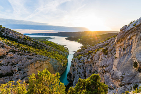 Blick auf eine Schlucht mit Fluss und Felsen bei Sonnenuntergang nahe Manosque, Provence, Frankreich.