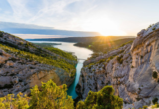 Panorama di forra fluviale e scogliere vicino a Manosque, Provenza, Francia, al tramonto.