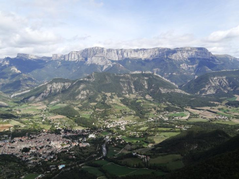 Vue aérienne de Flower Camping la Pinède dans la région Auvergne-Rhône-Alpes, France, entouré de montagnes.