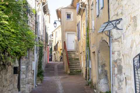 Callejón estrecho y pintoresco con casas antiguas de piedra en Flower Camping la Pinède, Auvergne-Rhône-Alpes.
