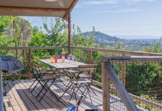 Træterrasse i Lodgehut op palen ved Flower Camping Provence Vallée, med udsigt over landskab og bjerge.