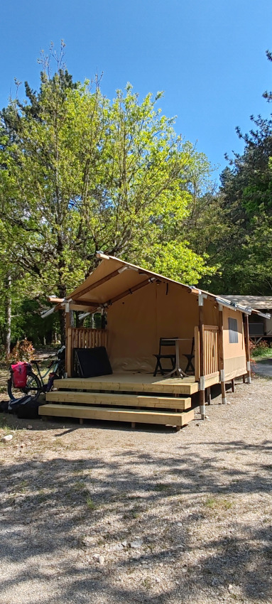 Safari tent Lodge «Insolite Bivak» bij Flower Camping la Pinède in Frankrijk, tussen de bomen.