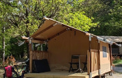 Safari tent Lodge «Insolite Bivak» bij Flower Camping la Pinède in Frankrijk te midden van bomen.