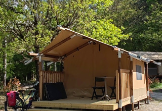 Safari tent Lodge «Insolite Bivak» bij Flower Camping la Pinède in Frankrijk, tussen de bomen.