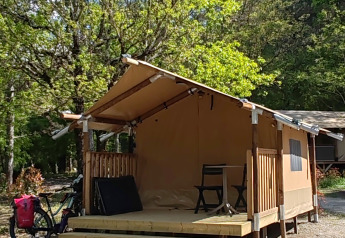 Safari tent Lodge «Insolite Bivak» bij Flower Camping la Pinède in Frankrijk, tussen de bomen.