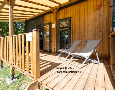 Terrazza in legno con due sedie a sdraio fuori dal Premium Mobile Home 1 camera da letto al sole.