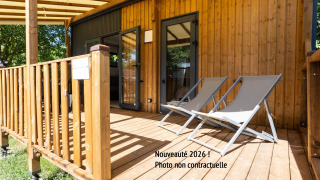 Terrasse en bois avec deux transats devant le Premium Mobile Home 1 chambre, sous une pergola ombragée.