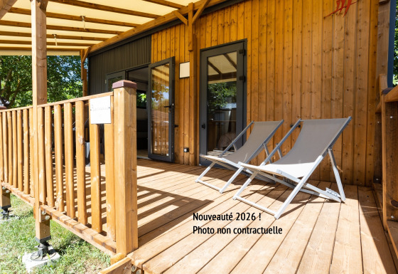 Terrazza in legno con due sedie a sdraio fuori dal Premium Mobile Home 1 camera da letto al sole.