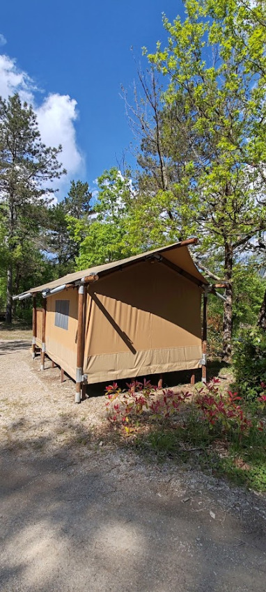 Safaritent Lodge 'Insolite Bivak' bij Flower Camping la Pinède in Frankrijk, omringd door groen.