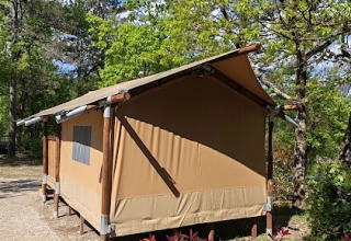 Safaritent Lodge 'Insolite Bivak' bij Flower Camping la Pinède in Frankrijk, omringd door groen.