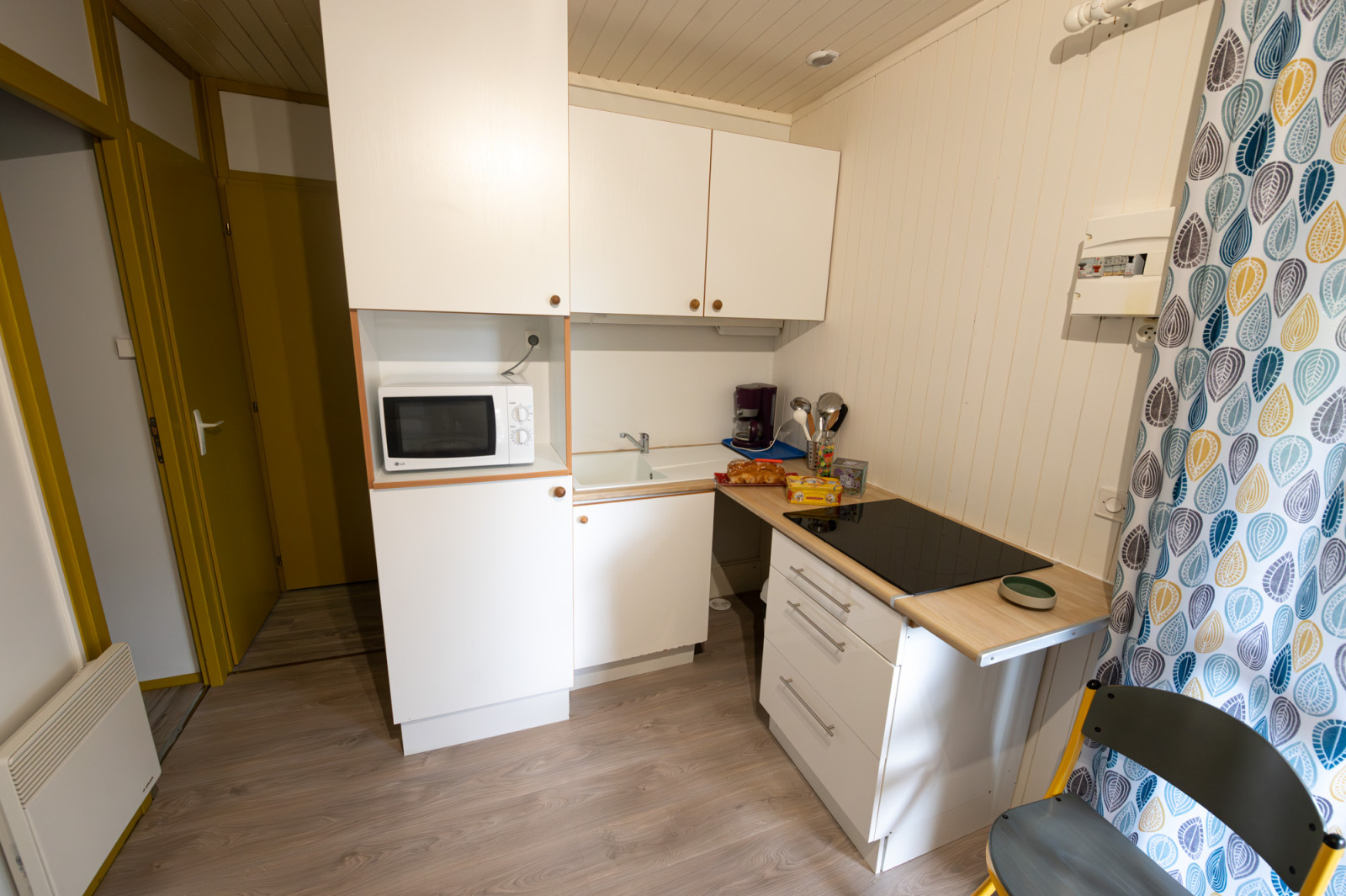 Compacte kitchenette in Chalet «Comfort Authentiek» op Flower Camping la Pinède in Frankrijk met apparatuur.