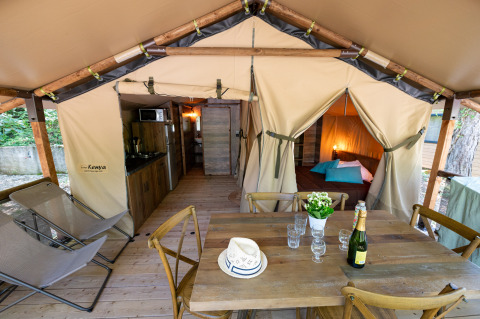 Interieur van Lodge «Insolite Pinède 34 m²», een luxueuze safaritent bij Flower Camping la Pinède in Frankrijk.