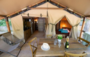 Interieur van Lodge «Insolite Pinède 34 m²», een luxueuze safaritent bij Flower Camping la Pinède in Frankrijk.