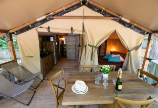 Interieur van Lodge «Insolite Pinède 34 m²», een luxueuze safaritent bij Flower Camping la Pinède in Frankrijk.