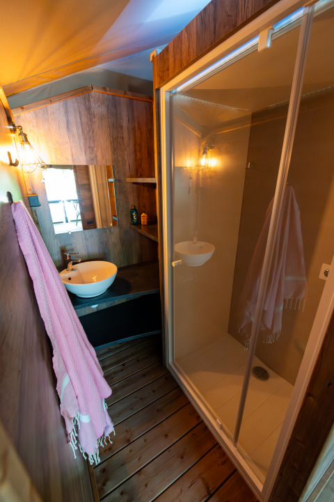 Badkamer van Lodge 'Insolite Pinède 34 m²' bij Flower Camping la Pinède in Frankrijk.