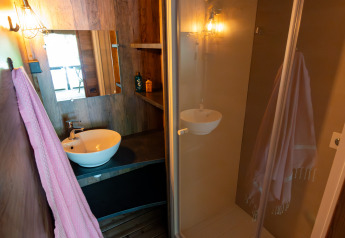 Bathroom interior of Lodge ‘Insolite Pinède 34 m²’ at Flower Camping la Pinède in France.