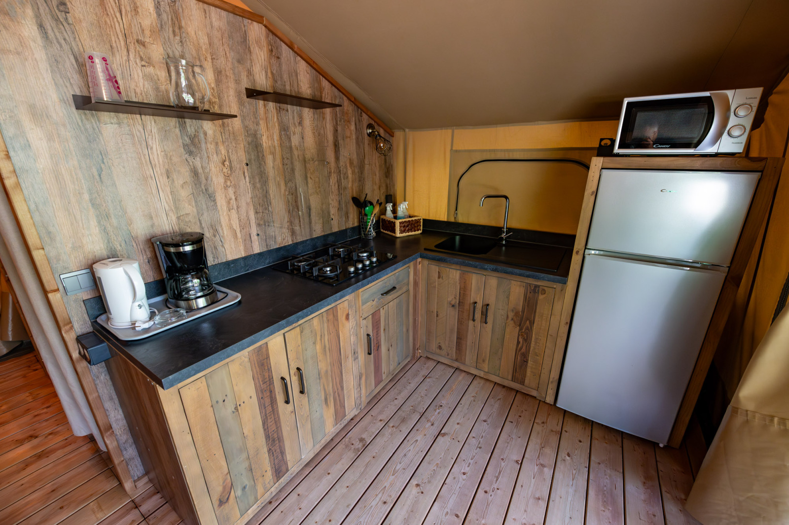 Keuken van Lodge «Insolite Pinède 46m²» met houten kasten, fornuis, gootsteen en koelkast.