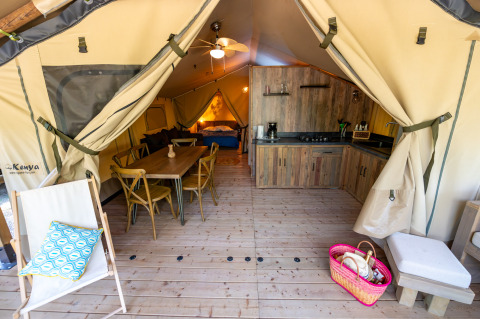 Binnenaanzicht van Lodge Insolite Pinède 46m², een luxe safaritent bij Flower Camping la Pinède in Frankrijk.