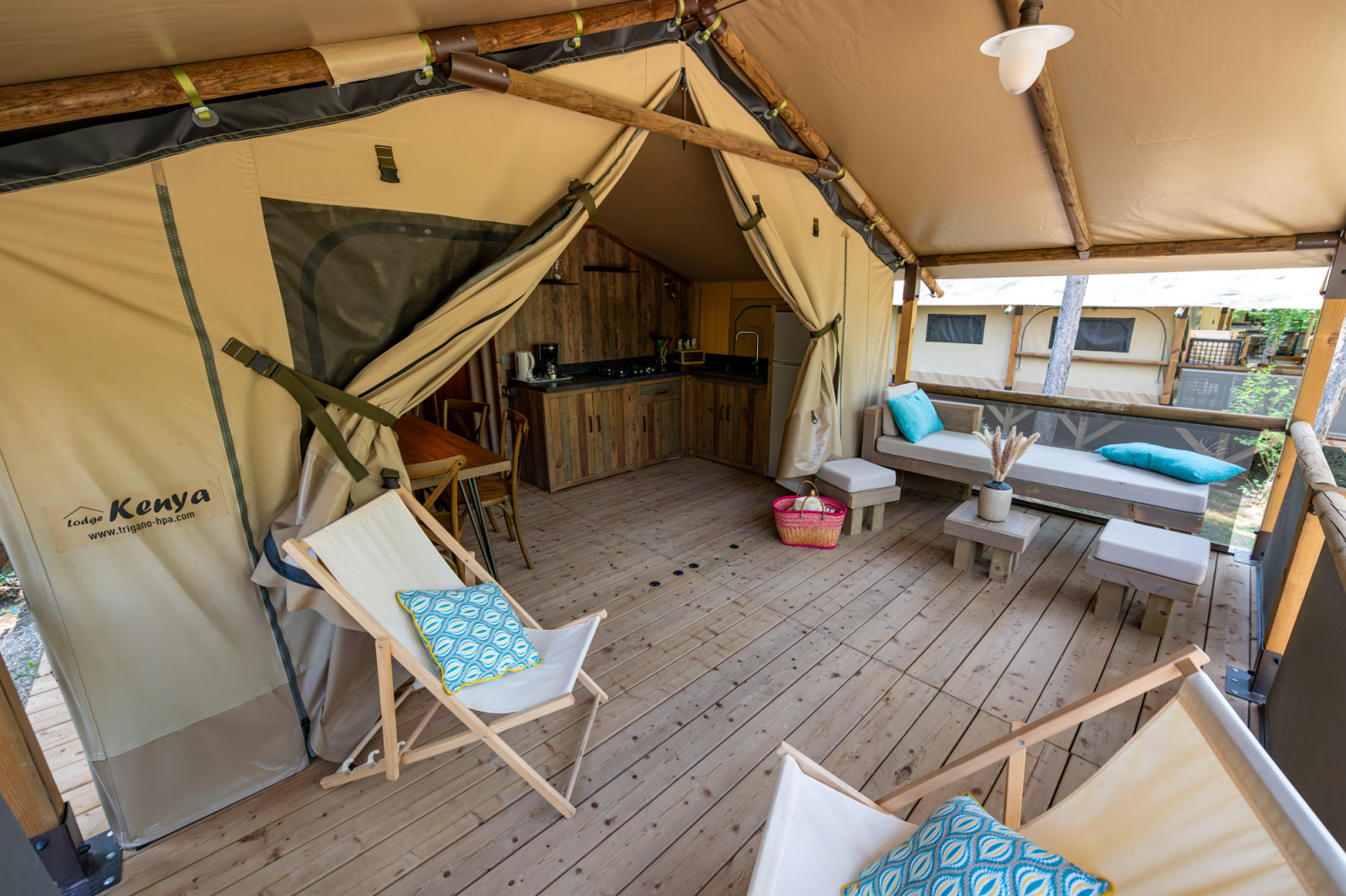 Safaritent Lodge «Insolite Pinède 46m²» bij Flower Camping la Pinède in Frankrijk met houten terras.