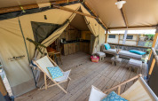 Safaritent Lodge «Insolite Pinède 46m²» aan Flower Camping la Pinède in Frankrijk met houten terras.