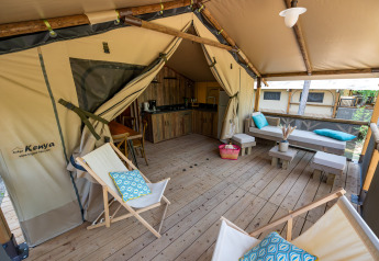 Safari telt Lodge Insolite Pinède 46m² på Flower Camping la Pinède i Frankrig, med træterrasse og lounge.