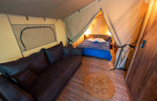 Binnenzicht van safarilodge ‘Insolite Pinède 46m²’ bij Flower Camping la Pinède in Frankrijk.